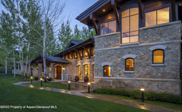 view of front of property featuring a lawn