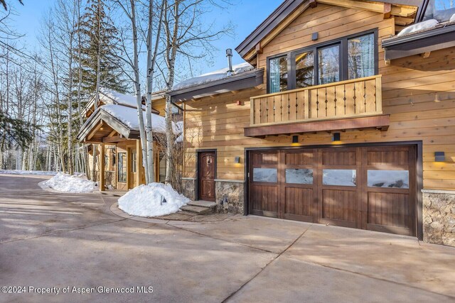 view of front of home featuring a garage