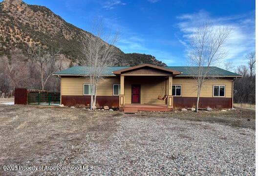 ranch-style home featuring a mountain view