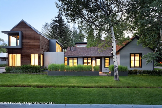 view of front of property featuring a front lawn