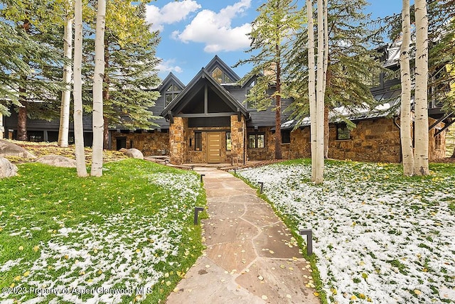 view of front of property featuring a front yard