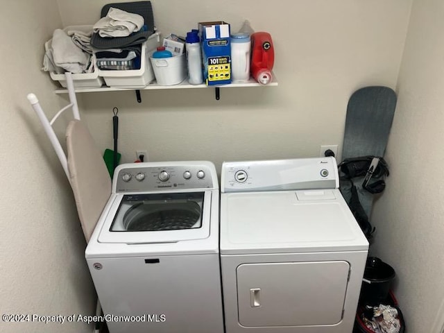 washroom with washer and clothes dryer