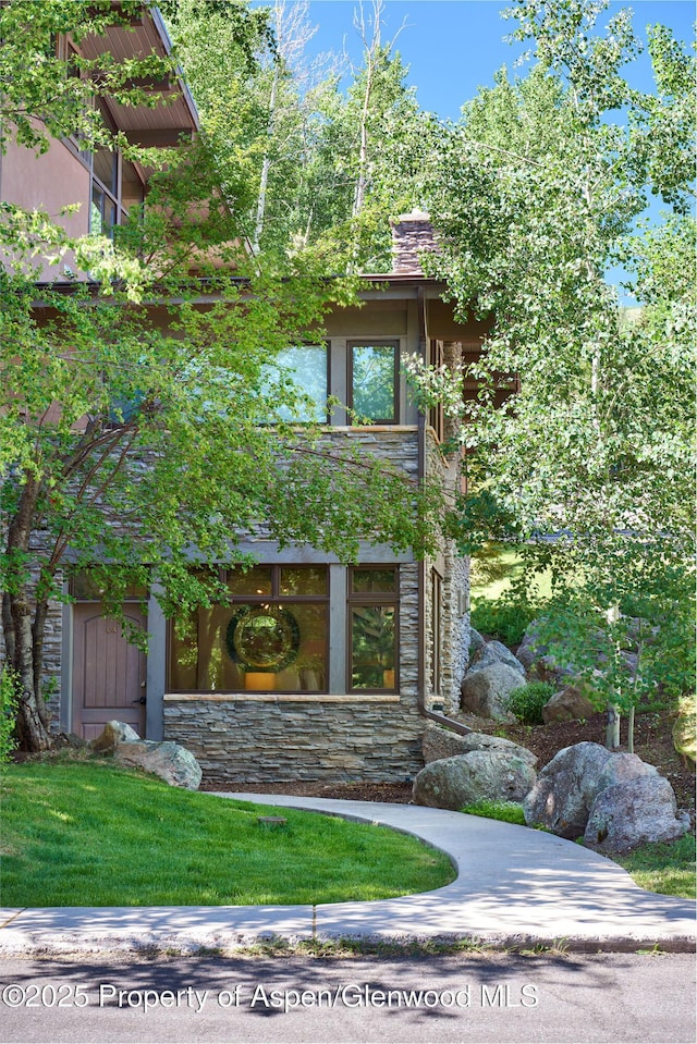 view of front of house featuring a front lawn