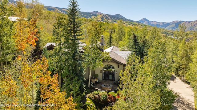 birds eye view of property featuring a mountain view