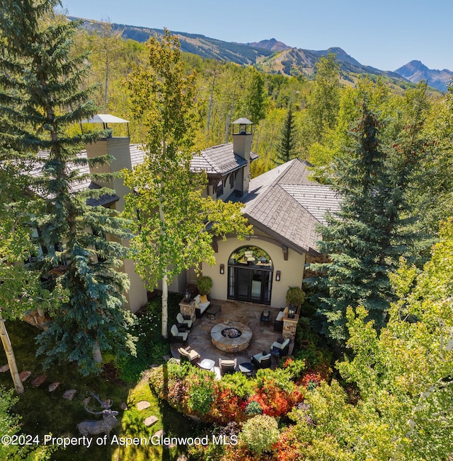 drone / aerial view featuring a mountain view