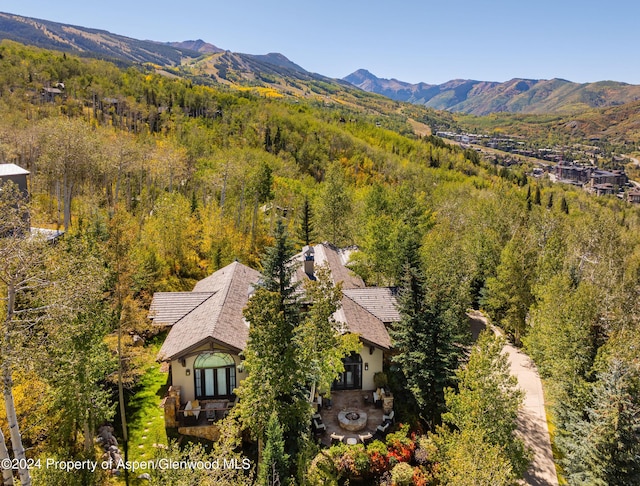 drone / aerial view featuring a mountain view