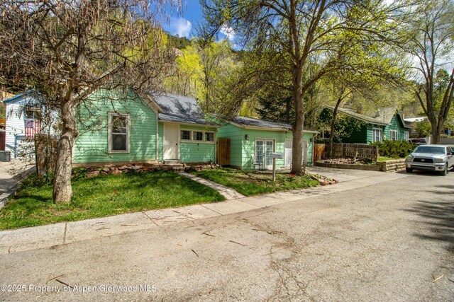 824 Lincoln Ave, Glenwood Springs, CO 81601 - view of front of property with french doors, a front lawn, and fence