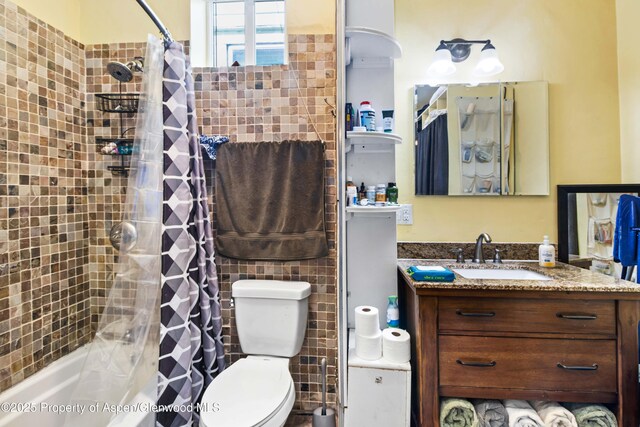 824 Lincoln Ave, Glenwood Springs, CO 81601 - bathroom with toilet, vanity, shower / bath combo with shower curtain, and tile walls