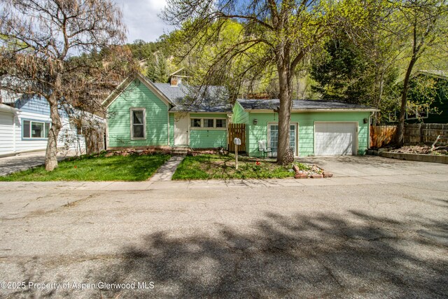 824 Lincoln Ave, Glenwood Springs, CO 81601 - view of front of property featuring fence, an attached garage, and driveway