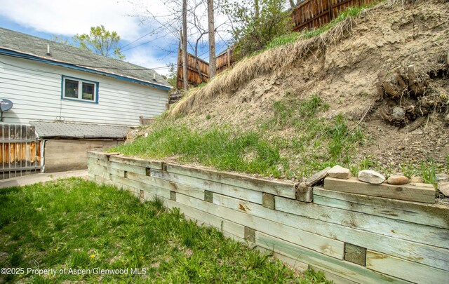 824 Lincoln Ave, Glenwood Springs, CO 81601 - view of yard with fence