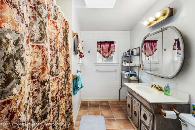 824 Lincoln Ave, Glenwood Springs, CO 81601 - full bathroom featuring toilet, vanity, curtained shower, baseboards, and tile patterned flooring