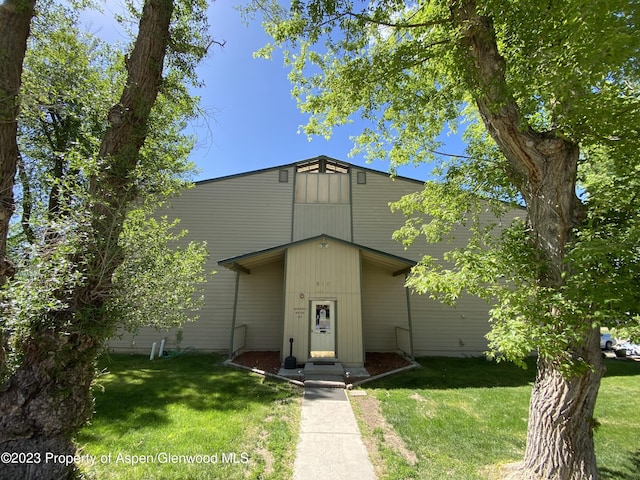 view of front of property with a front yard