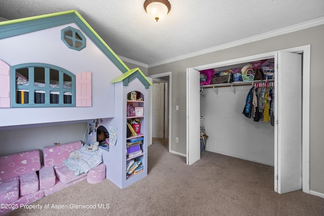 1617 W 7th St, Rifle, CO 81650 - bedroom featuring carpet, a closet, crown molding, and a textured ceiling
