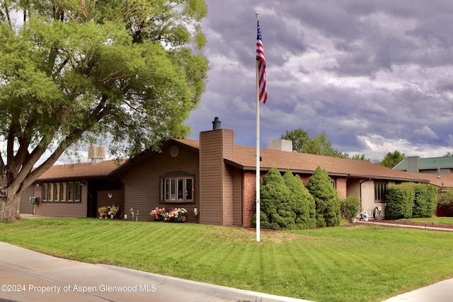 single story home with a front lawn