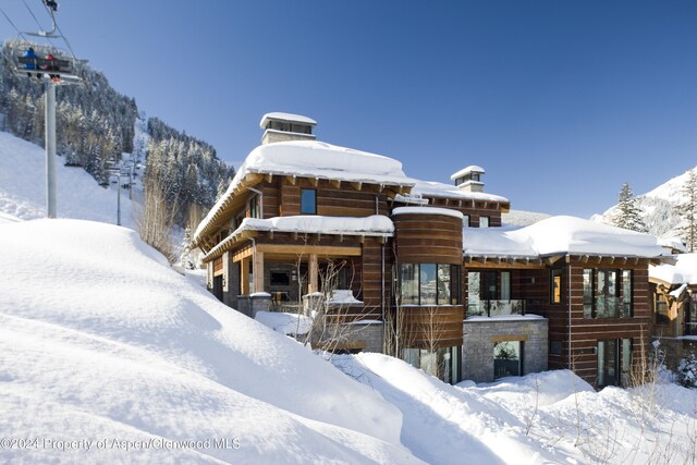 view of front of property featuring a mountain view