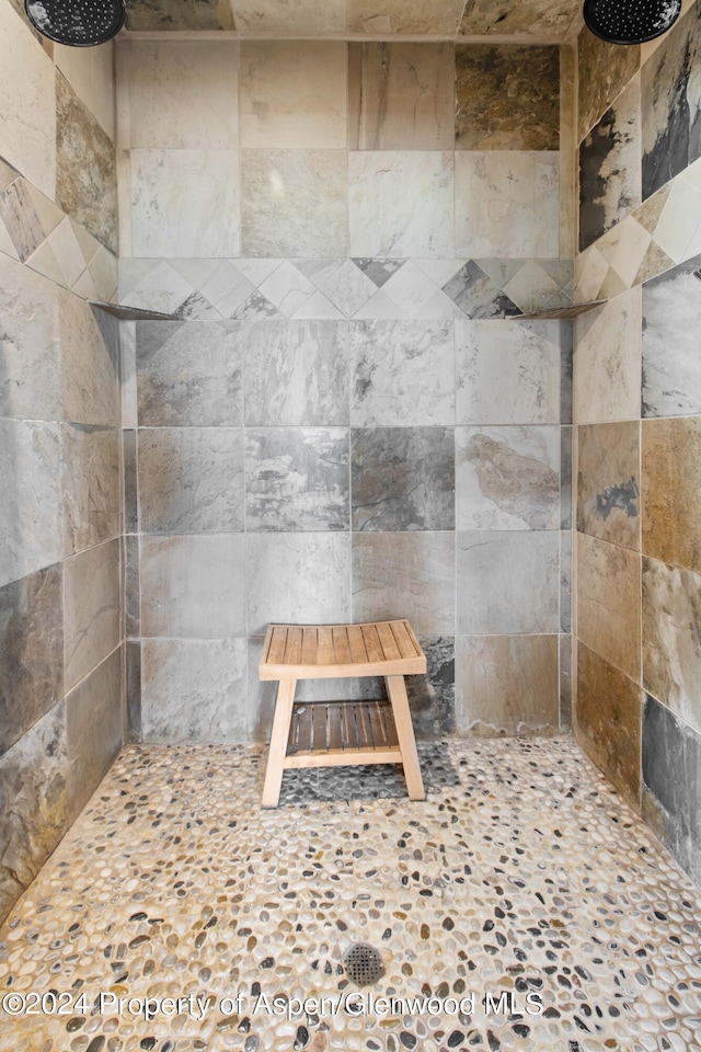 bathroom featuring a tile shower