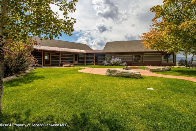 view of yard featuring an outdoor fire pit