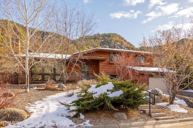 view of front of property featuring a mountain view and a garage