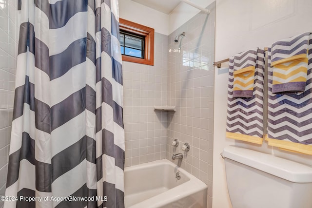 bathroom featuring shower / tub combo with curtain