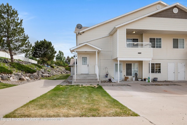 18 Angelica Cir, Parachute, CO 81635 - multi unit property featuring a balcony and a front yard