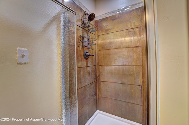 bathroom featuring tiled shower