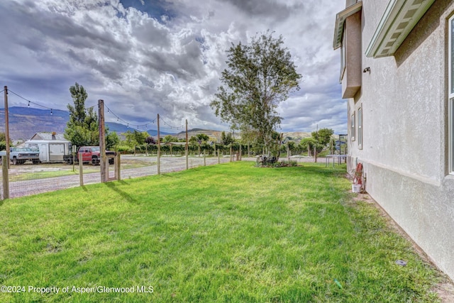 view of yard with a mountain view