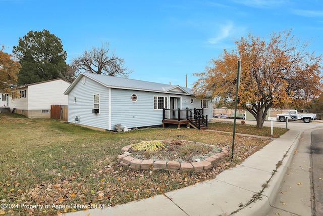 view of front facade with a front yard