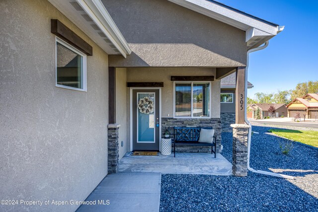 property entrance featuring covered porch