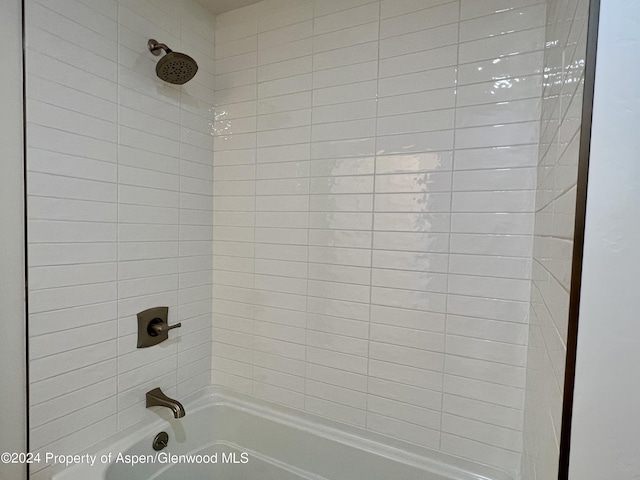 bathroom with tiled shower / bath