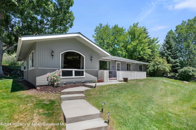 view of front of property featuring a front yard