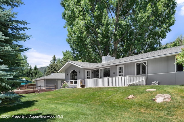 view of front of home with a front lawn