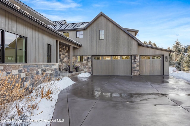 view of modern farmhouse style home