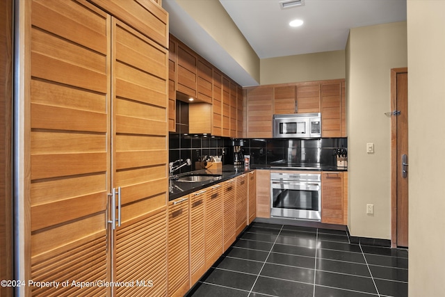 kitchen featuring sink, stainless steel appliances, wine cooler, and tasteful backsplash