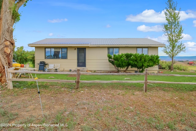 ranch-style home featuring a front yard