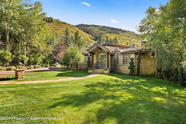 view of front of property featuring a mountain view and a front yard