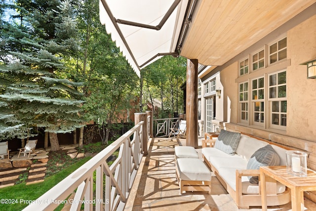 balcony featuring an outdoor hangout area