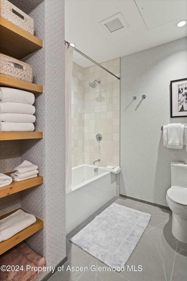 bathroom featuring toilet and shower / bath combo with shower curtain