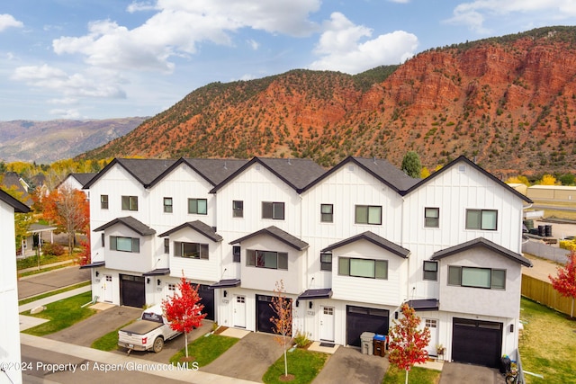 view of front of house featuring a mountain view