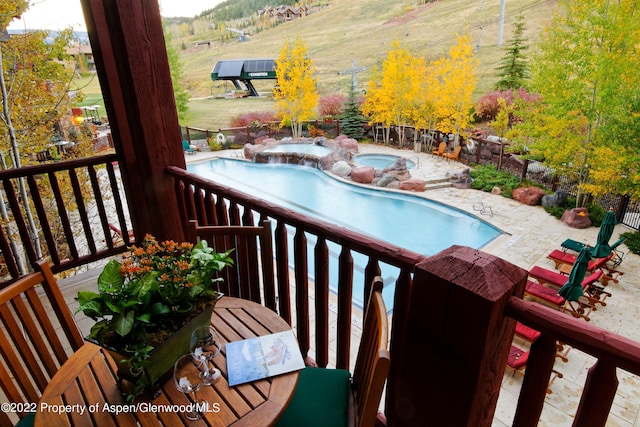 view of swimming pool