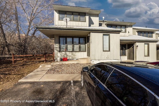 view of front of property