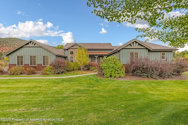 view of front of house featuring a front yard