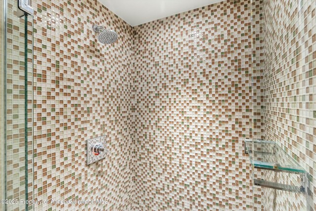 bathroom featuring a tile shower