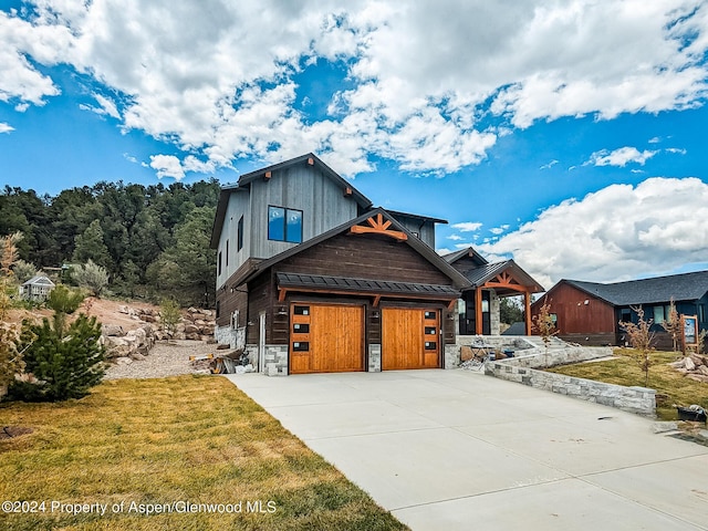 view of front of home featuring a front yard and a garage