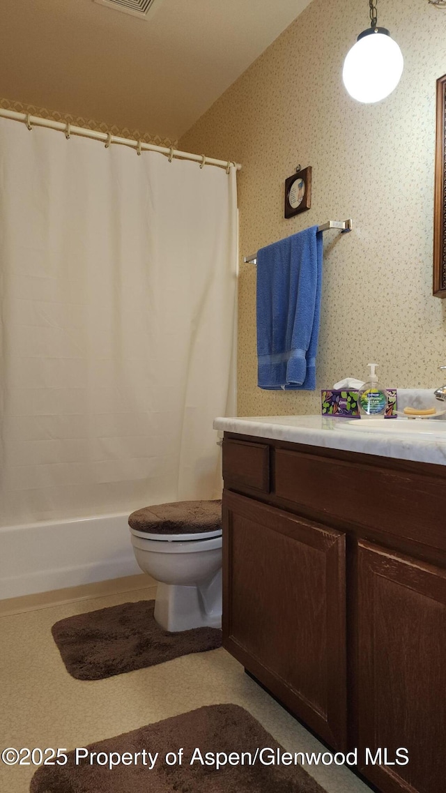 936 Legion St, Craig, CO 81625 - full bath featuring shower / tub combo with curtain, vanity, toilet, wallpapered walls, and visible vents