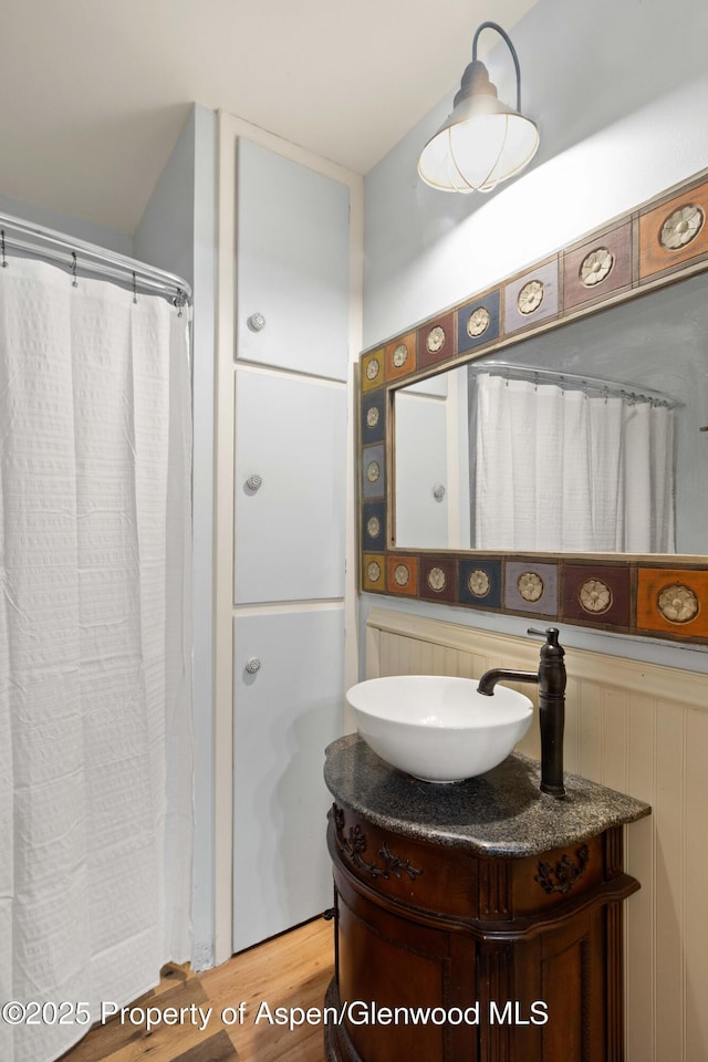 1026 Palmer Ave, Glenwood Springs, CO 81601 - full bath featuring vanity, wood finished floors, and a shower with curtain