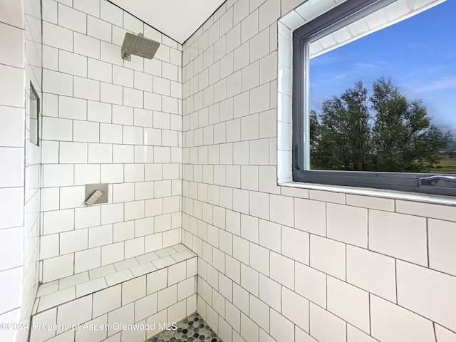 bathroom featuring a tile shower