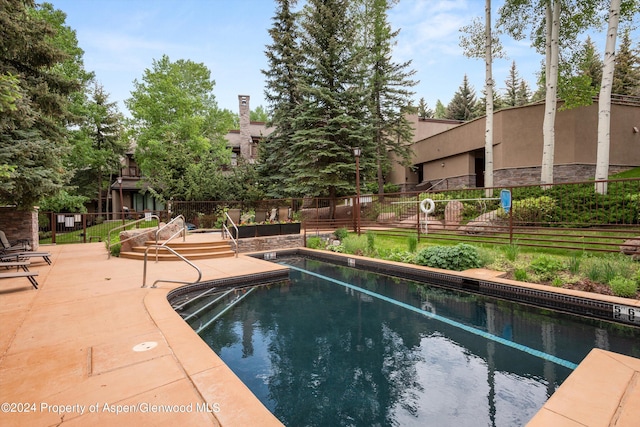 view of swimming pool