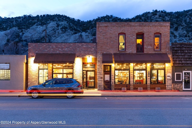 outdoor building at dusk featuring a mountain view