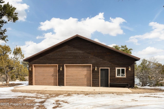 view of front facade featuring a garage