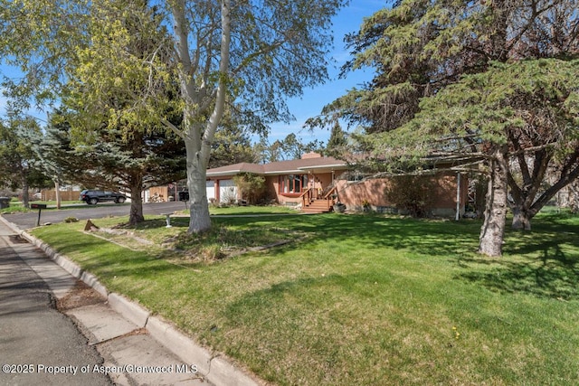 view of front of property featuring a front yard
